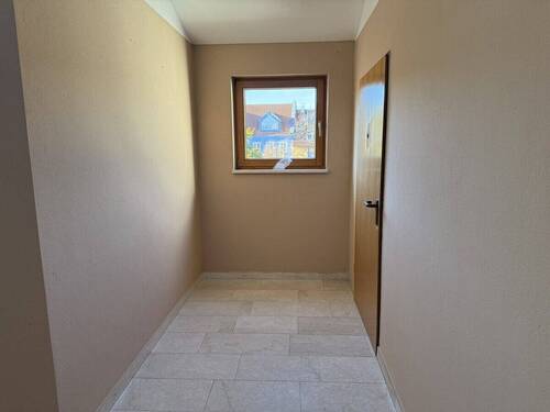 Eingangsdiele - 5 Zimmer Etagenwohnung in Nittendorf