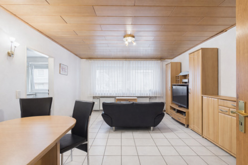 Wohnzimmer - Großzügige 3-Zimmer-Erdgeschosswohnung in ruhiger Sackgasse!