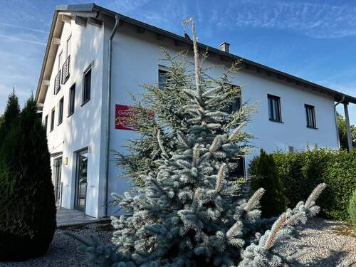 Hausansicht Straßenseit-Gewerbeseite - 1 Zimmer Mehrfamilienhaus, Wohnhaus zum Kaufen in Bad Birnbach