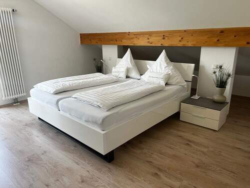 Schlafzimmer DG - 1 Zimmer Mehrfamilienhaus, Wohnhaus in Bad Birnbach