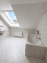 Badezimmer mit Badewanne und Dusche
- 