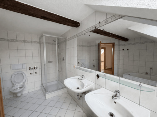 Badezimmer mit Badewanne und Dusche
- 