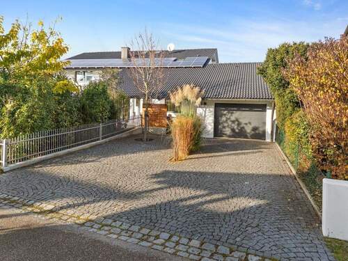 Zugang Stellplätze - 1 Zimmer Einfamilienhaus in Loiching-Kronwieden