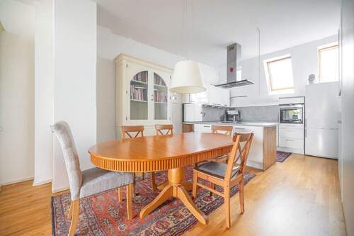 Esszimmer mit offener Küche - 3 Zimmer Etagenwohnung in Berlin