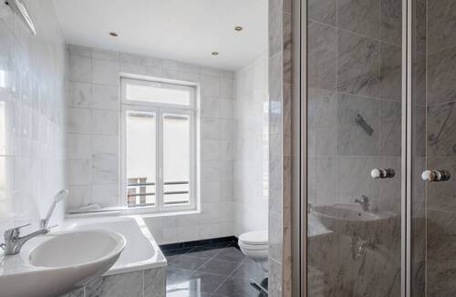 Bad mit Wanne und Dusche - 