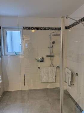 Bad mit ebenerdiger Dusche - 