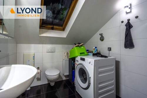 Badezimmer (WE Links) - 4 Zimmer Etagenwohnung zum Kaufen in Moers