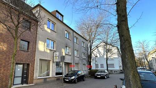 Straßenansicht - 3 Zimmer Erdgeschosswohnung mit Terrasse