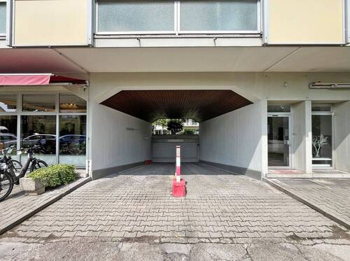 Tiefgarageneinfahrt des Mehrfamilienhauses in Unterschleißheim - Garage, Stellplatz zum Kaufen in Unterschleißheim