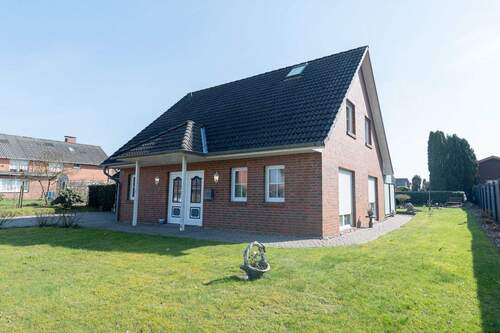 Außenansicht - Attraktives Wohnhaus mit Carport, Terrasse und flexiblem Dachbodenausbau