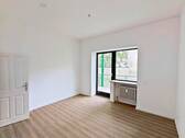 Ansicht I: Wohn- und Esszimmer - Große und vollständig renovierte 2-Zimmer-Wohnung mit BALKON