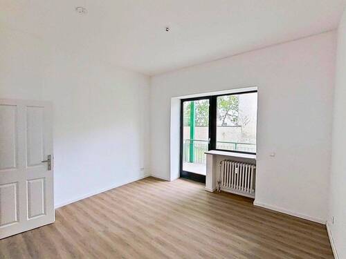 Ansicht I: Wohn- und Esszimmer - Große und vollständig renovierte 2-Zimmer-Wohnung mit BALKON