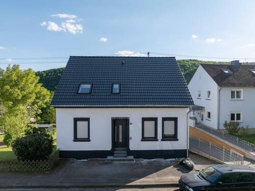 Frontansicht neu - 7 Zimmer Mehrfamilienhaus, Wohnhaus zum Kaufen in Simmertal