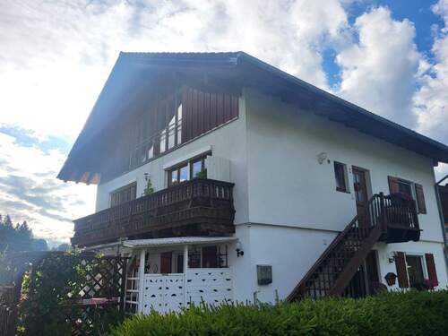 Hausansicht von der Parkplatzseite.jpg - 2 Zimmer Etagenwohnung in Irschenberg