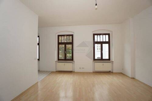 Wohnzimmer - 2-Raum-Wohnung mit Balkon, Einbauküche und PKW-Stellplatz