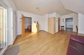 Wohnbereich mit Zugang zum Balkon - 