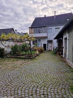 Außenansicht - Mehrfamilienhaus mit Ladenlokal, Garagen und Garten zentral in Koblenz-Neuendorf
