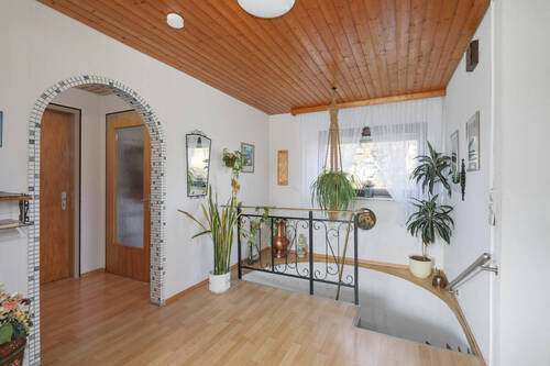 Eingangsbereich und Treppenhaus EG - 5 Zimmer Einfamilienhaus in Wiernsheim
