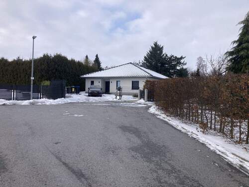 Zufahrt (geschwärzt) - 4 Zimmer Mehrfamilienhaus, Wohnhaus zum Kaufen in Doberschau-Gaußig