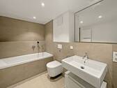 Bad mit Wanne im Untergeschoss - 