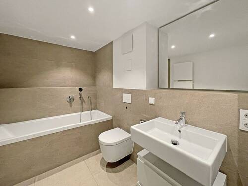 Bad mit Wanne im Untergeschoss - 