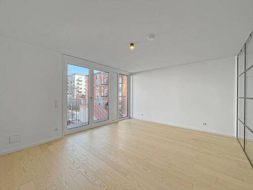 Zimmer im Obergeschoss mit Zugang zum Balkon - 