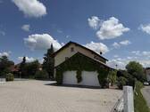Einfahrt samt Garagen - Mehrfamilienhaus, Wohnhaus mit 169,00 m&sup2; in Stubenberg / Prienbach zum Kaufen