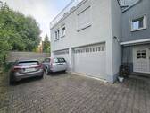 Viel Platz im Hof und Garage - 