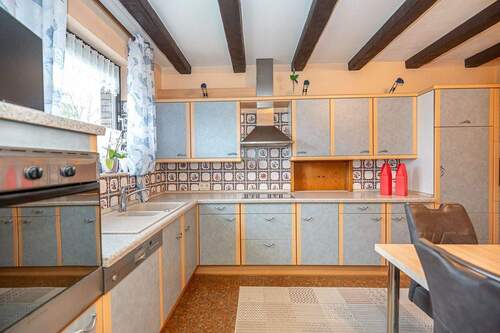 Kompakt und funktional zeigt sich die Küche - 