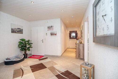 Einladend zeigt sich der geräumige Flur im Obergeschoss - 