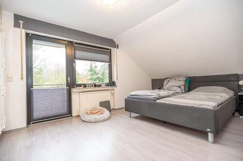 Tageslicht unterstützt den Wohncharakter des Schlafzimmers - 