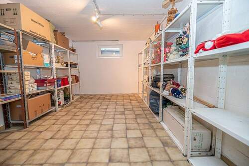 Der große Keller ist der zentrale Raum für Vorräte - 