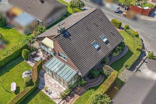 Terrasse und Wintergarten laden zum Entspannen ein - 