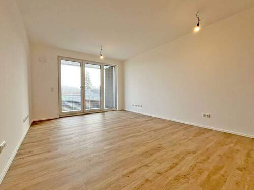 Wohnzimmer mit Balkonzugang - 2 Zimmer Etagenwohnung zur Miete in Markt Schwaben