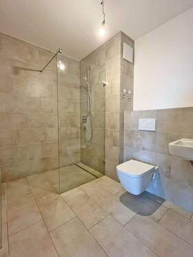 Badezimmer mit bodengleicher Dusche - 