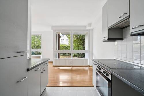 Halboffene Küche mit Blick zum Wohnzimmer - 