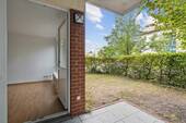 Terrasse mit kleinem Gartenbereich - 
