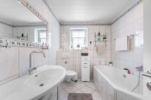 Tageslichtbad mit Wanne - 