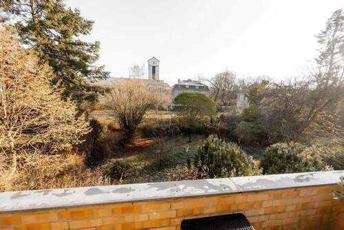 Balkon mit Blick ins Grüne - 
