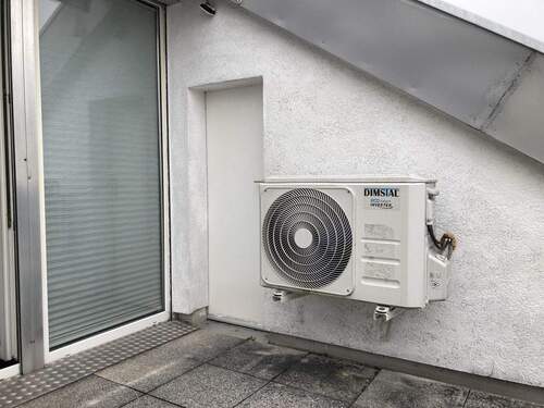 Terrasse mit Abstellkammer und Klimagerät - 