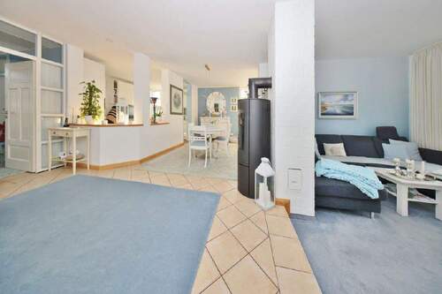 Offener Küchen- und Wohnbereich mit... - 