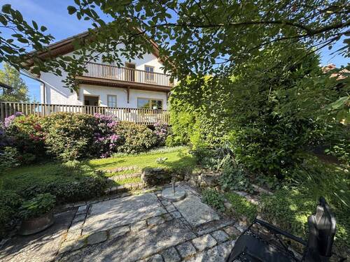 Bild 1 - Zentrales Einfamilienhaus mit viel Platz und Gartenparadies