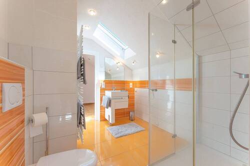 Badezimmer im Dachgeschoss - 