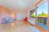 Schlafzimmer 1 im Dachgeschoss mit Balkon und Fernblick - 