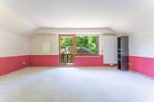 Schlafzimmer 2 im Dachgeschoss mit Balkon und Blick in den Garten - 