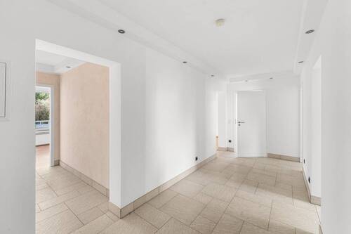 Flur WE 1 / We 2 - 4 Zimmer Etagenwohnung in Düsseldorf