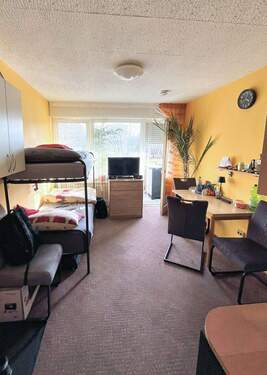 Wohnraum mit Balkonzugang - 1 Zimmer Einfamilienhaus in München