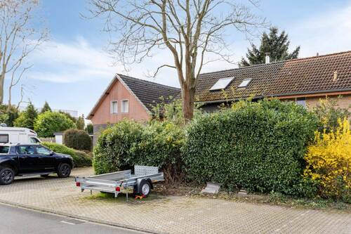 Öffentliche Parkplätze vor dem Haus - 