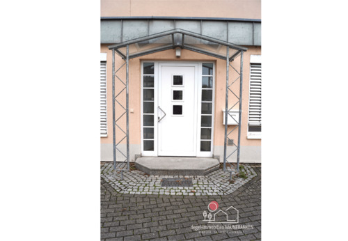 Überdachter Eingangsbereich zum Gewerbeteil - 1 Zimmer Mehrfamilienhaus, Wohnhaus in Dettelbach