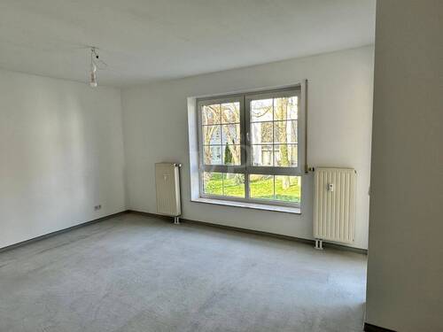 Wohnzimmer mit Balkonzugang - 